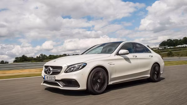 Mercedes-AMG C63 va C63S co gia ban tren 1 ty dong-Hinh-2