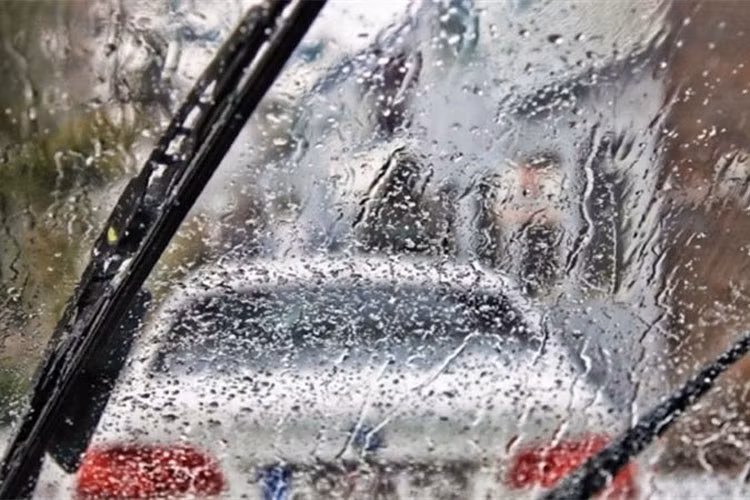 Cần gặt mưa là bộ phận có cấu tạo cao su ở lớp gạt mưa nên dễ bị lão hóa khi thời tiết khắc nhiệt. Theo khuyến cáo của những người có kinh nghiệm về ôtô, cần gạt mưa cần được sử dụng kèm theo nước có chất tẩy rửa để quá trình làm sạch được nhanh hơn, lớp cao su sẽ có tuổi thọ tốt. Đồng thời, luôn đảm bảo lượng nước rửa kính đầy đủ vào mùa đông.