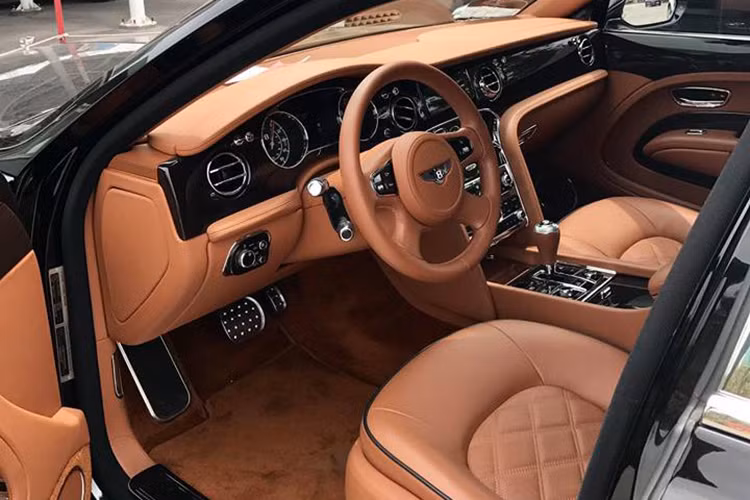 Bentley Mulsanne được trang bị full-option với nội thất bọc da, ốp gỗ óc chó trang trí, phát wifi, iPad giải trí cho hàng ghế sau, rèm cửa, vô-lăng bằng gỗ, cửa sổ trời cỡ lớn, lẫy chuyển số sau vô lăng. Hàng ghế sau có hệ thống điều hòa và massage riêng biệt với họa tiết hình kim cương, tựa đầu ghế ngồi thêu logo Bentley.