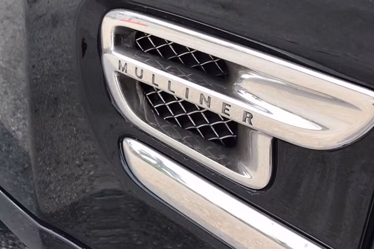 Trên phiên bản này, lưới tản nhiệt thép phía trước xe đã có sự thay đổi nhẹ với vân hình vảy cá đẹp mắt và có thể thay đổi nhẹ dựa vào góc nhìn. Phía trước nắp ca-pô là mascot hình chữ B có cánh "Flying B" của Bentley với khả năng thụt vào trong mũi xe. Tinh ý hơn, người ngắm nhìn mới có thể nhận ra dòng chữ Mulliner giữa khe tản nhiệt.