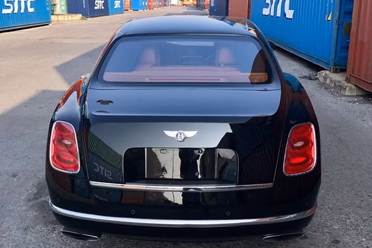 Phía sau xe có thiết kế thanh lịch và hiện đại với đèn pha đặt dọc gồm các bóng LED xếp thành 3 hình elip chồng lên nhau. Khoang chứa đồ của xe có thể tích rất lớn, được mở ra bằng cách nhấn vào chữ B trên logo có cánh gắn ở nắp khoang hành lý. Xe được trang bị bộ mâm thể thao đa chấu với kích thước 21 inch được mạ chrome bóng loáng.