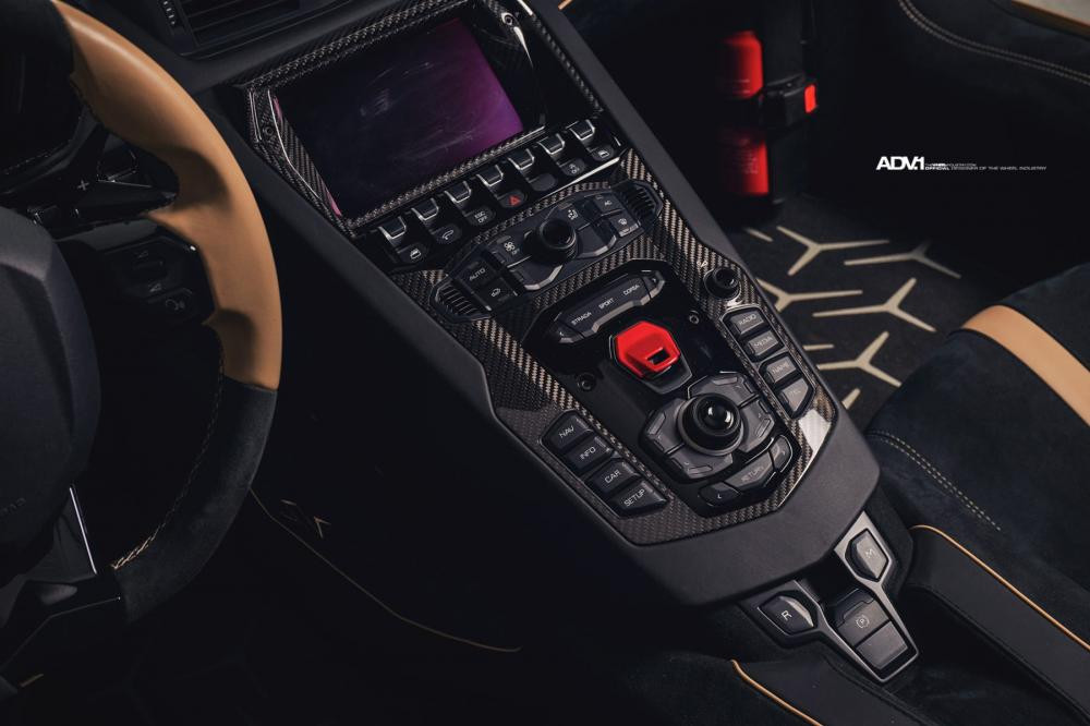 Chỉ là chi tiết ốp bảng đồng hồ cho siêu xe Aventador SV Roadster, các kỹ sư của Lamborghini cũng sử dụng sợi carbon bóng để làm ra.