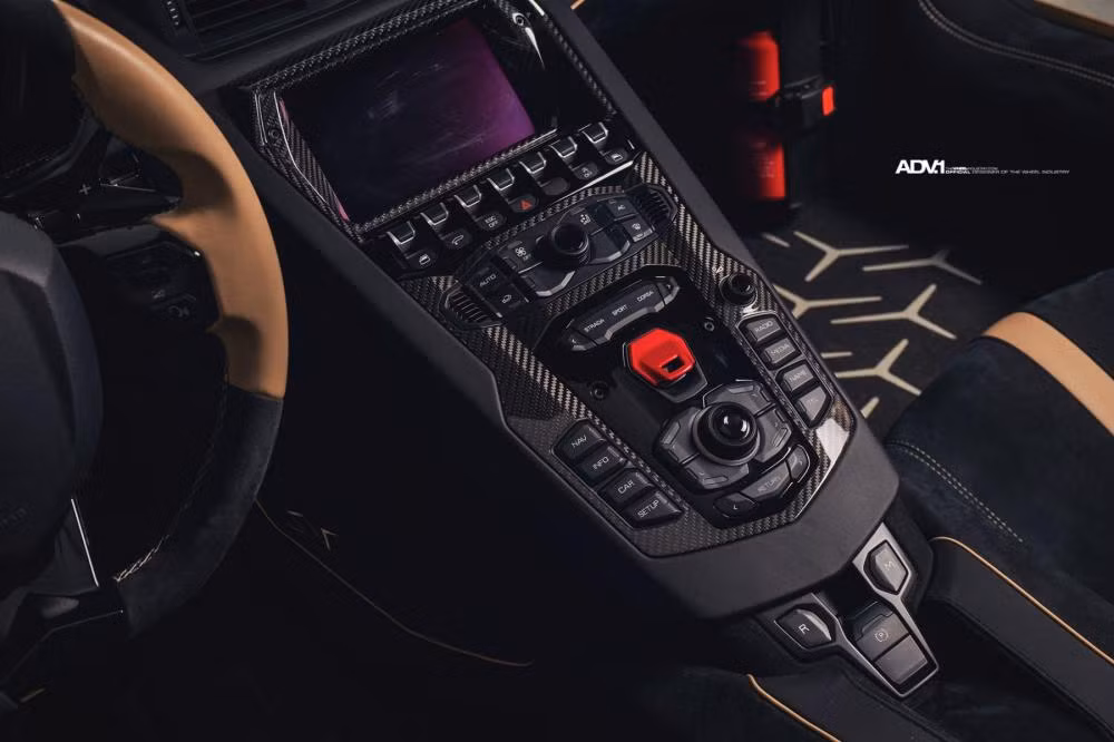 Chỉ là chi tiết ốp bảng đồng hồ cho siêu xe Aventador SV Roadster, các kỹ sư của Lamborghini cũng sử dụng sợi carbon bóng để làm ra.