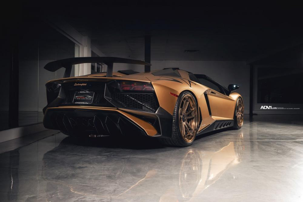 Ngoài ra, cánh gió đuôi cố định cỡ lớn bằng sợi carbon nhám phí sau cũng được trang bị giúp cho xe ổn định và an toàn hơn khi chạy ở tốc độ cao.