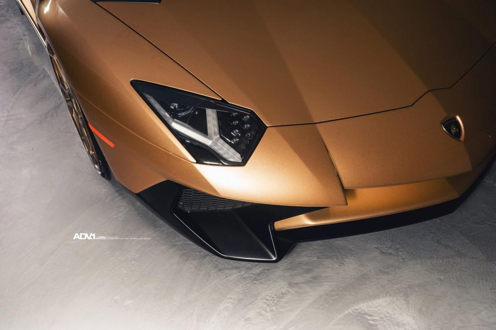 So với những bộ áo màu nổi khác từng xuất hiện, dàn áo của chiếc Lamborghini Aventador SV trong bài viết này được mang vẻ đẹp bí ẩn.