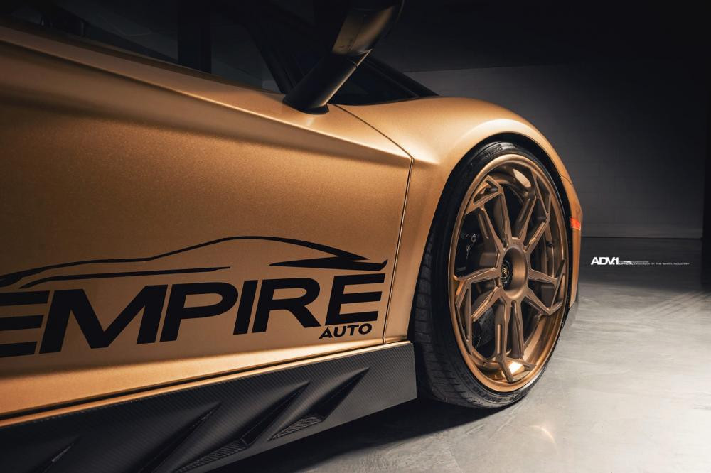 Chưa chịu dừng lại ở bộ áo cực độc, siêu xe Aventador SV này còn được chủ nhân bổ sung thêm body kit độ bằng sợi carbon của Novitec.