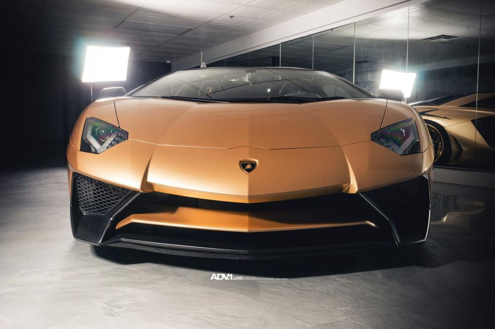 Mẫu siêu xe Lamborghini Aventador LP750-4 SV Roadster lúc mới ra mắt đã trở nên hiếm có do chỉ được sản xuất giới hạn 500 chiếc trên toàn thế giới. Khi về tay các chủ nhân, một số "siêu bò" này còn trở nên lạ mắt qua gói độ body kit hung dữ và màu sơn vàng nhũ độc đáo.