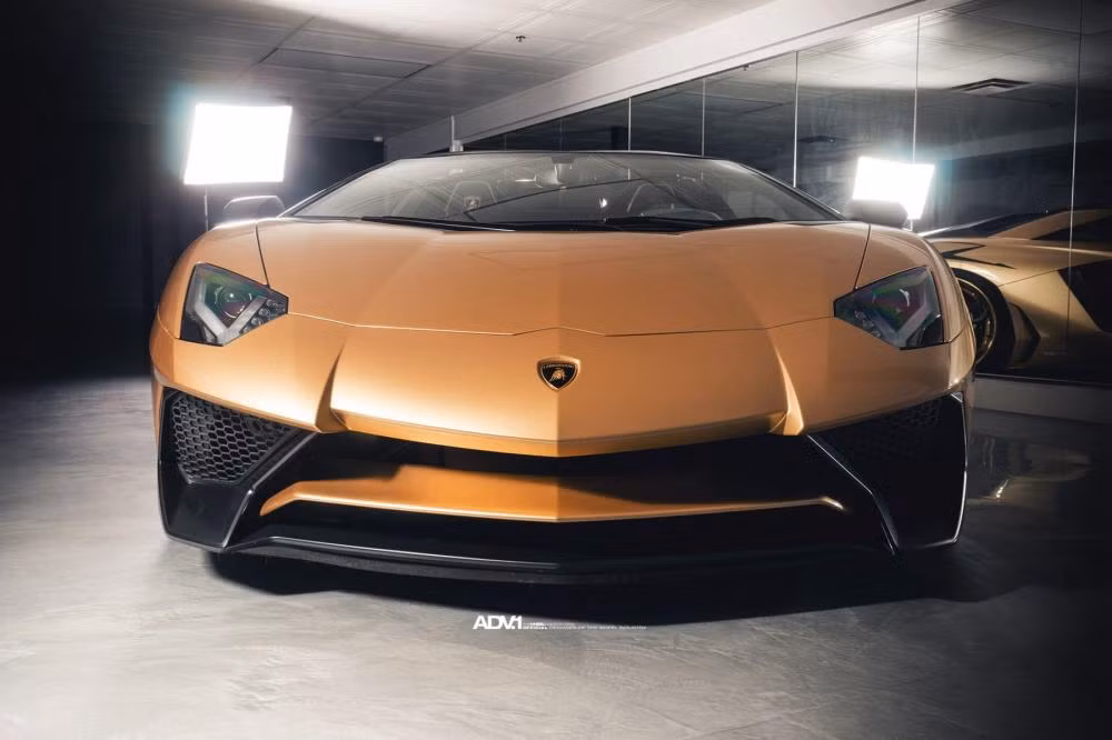 Mẫu siêu xe Lamborghini Aventador LP750-4 SV Roadster lúc mới ra mắt đã trở nên hiếm có do chỉ được sản xuất giới hạn 500 chiếc trên toàn thế giới. Khi về tay các chủ nhân, một số "siêu bò" này còn trở nên lạ mắt qua gói độ body kit hung dữ và màu sơn vàng nhũ độc đáo.