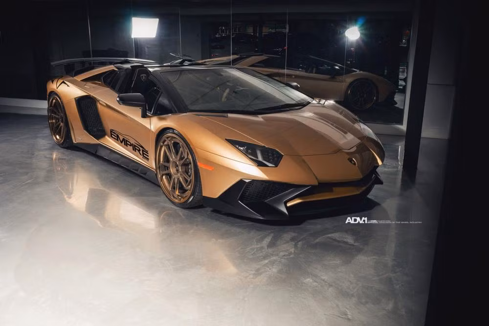 Phần ngoại thất của Lamborghini Aventador SV Roadster độ Novitec này được phủ lớp màu gold đặc biệt. Màu gold tương phản với loạt điểm nhấn sợi carbon khiến cho siêu xe càng trở nên khác biệt.