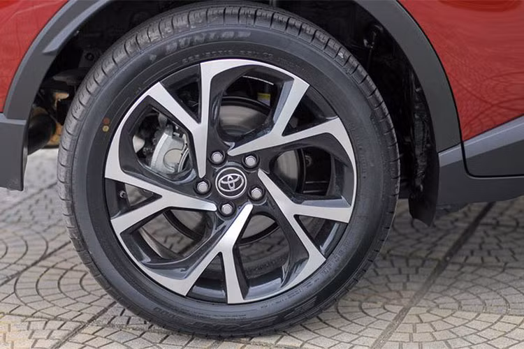 Bộ lazăng làm bằng hợp kim dạng 5 chấu kích thước 18 inch, 5 chấu kép hình chữ Y cách điệu, cánh lướt gió lớn và ăng-ten vây cá mập trên nóc. Tay nắm mở cửa sau nằm trên cột C của xe để đảm bảo tính thẩm mỹ.