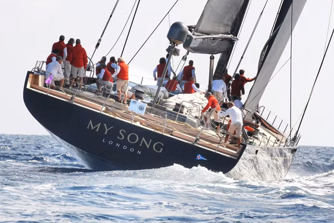 Pier Luigi là cháu trai của Pietro Loro Piana, nhà sáng lập công ty sản xuất vải cao cấp hàng đầu thế giới Loro Piana. Năm ngoái, Forbes ước tính tài sản của Pietro Loro Piana vào khoảng 1,6 tỷ USD. 