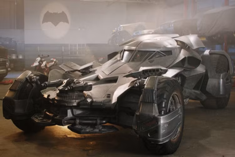 Nếu muốn di chuyển chiếc xe, chủ sở hữu buộc phải dùng đến ôtô chuyên dụng. Dù vậy, chủ nhân vẫn rao bán xe Batmobile với giá lên đến 55 triệu Ruble (khoảng 844.000 USD hay 19,5 tỷ đồng). Đây không phải là chiếc Batmobile đầu tiên được xưởng Fast Boom Pro tạo ra. Cách đây khoảng 3 năm, xưởng độ này từng cho ra lò chiếc Batmobile bản sao với thiết kế giống xe trong phim Người Dơi năm 1989.