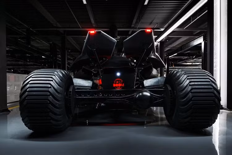 Bên cạnh đó, chiếc Batmobile cũng có kính chống đạn và vô lăng có thể tháo rời như xe đua. Bên trong chiếc Batmobile là nội thất 2 chỗ ngồi, được hoàn thiện tỉ mỉ đến từng chi tiết, bao gồm cả hệ thống điện tử.