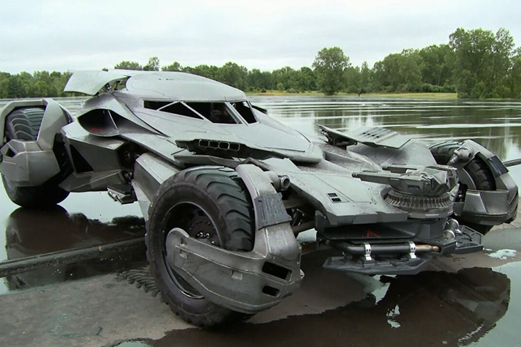 Lời quảng cáo này có vẻ không ngoa khi chiếc Batmobile được trang bị động cơ xăng V8, dung tích 5.0 lít, sản sinh công suất tối đa 502 mã lực. Sức mạnh động cơ được truyền tới cầu sau, cho phép xe đạt vận tốc 100 km/h. Đáng tiếc là với chiều rộng lên đến 4 m, chiếc Batmobile này không được phép lưu thông ngoài đường phố.