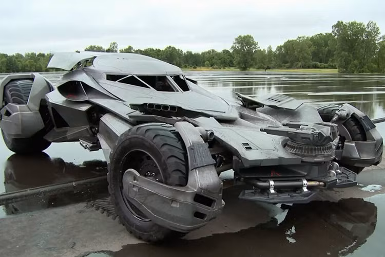 Lời quảng cáo này có vẻ không ngoa khi chiếc Batmobile được trang bị động cơ xăng V8, dung tích 5.0 lít, sản sinh công suất tối đa 502 mã lực. Sức mạnh động cơ được truyền tới cầu sau, cho phép xe đạt vận tốc 100 km/h. Đáng tiếc là với chiều rộng lên đến 4 m, chiếc Batmobile này không được phép lưu thông ngoài đường phố.