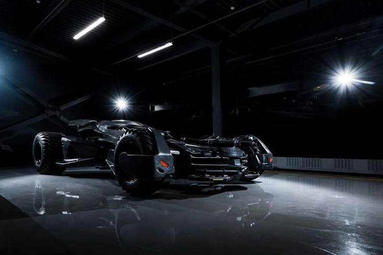 Chiếc siêu xe Người Dơi này sở hữu thiết kế y như chiếc Batmobile có tên Tumbler trong bộ phim The Dark Knight Rises trình chiếu năm 2012 với sự tham gia của một loạt diễn viên nổi tiếng như Christian Bale, Anna Hathaway, Tom Hardy hay Marion Cotillard.