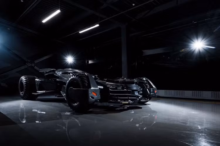 Chiếc siêu xe Người Dơi này sở hữu thiết kế y như chiếc Batmobile có tên Tumbler trong bộ phim The Dark Knight Rises trình chiếu năm 2012 với sự tham gia của một loạt diễn viên nổi tiếng như Christian Bale, Anna Hathaway, Tom Hardy hay Marion Cotillard.