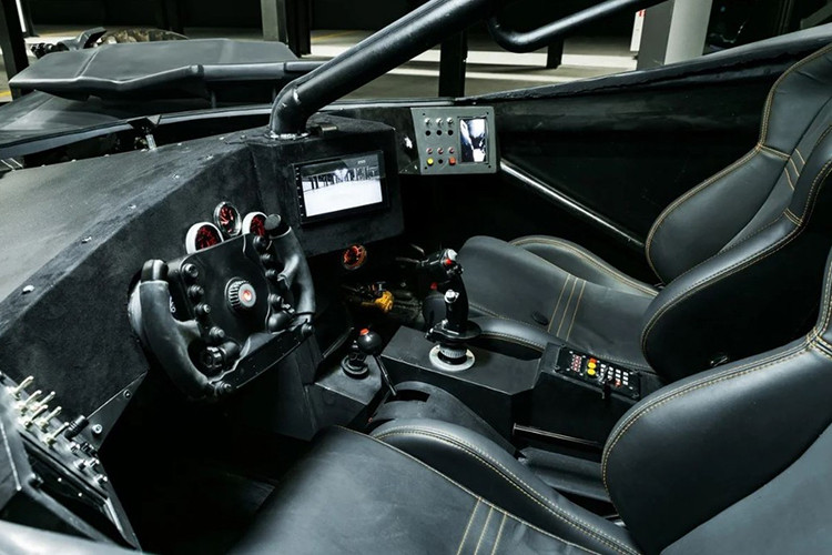 Người rao bán khẳng định, đây là 1 trong số đúng 4 chiếc Batmobile bản sao còn tồn tại trên thế giới. Ngoài chiếc xe đang được rao bán tại Nga, còn có 2 chiếc Batmobile khác "cư ngụ" ở Các Tiểu vương quốc Ả-Rập thống nhất và 1 chiếc tại Mỹ. 