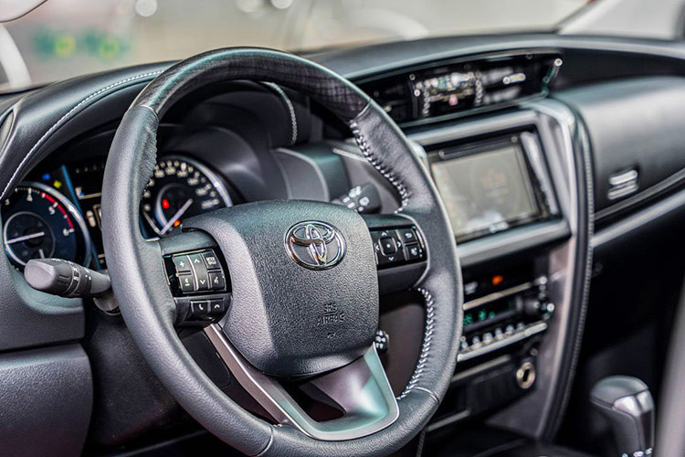 Gương chiếu hậu ngoài đồng màu thân xe, có chức năng điều chỉnh điện, gập điện, tích hợp đèn báo rẽ và đèn chào mừng. Có sấy kính sau. Tay nắm cửa ngoài xe mạ crom. Có thanh đỡ nóc xe, cung cấp thêm không gian chở đồ khi cần thiết.