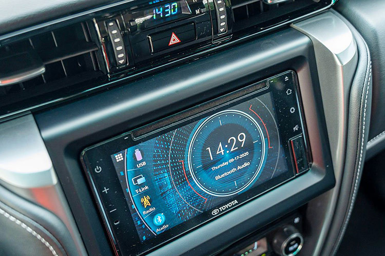 Tiến vào bên trong, vô-lăng xe dạng 3 chấu, bọc da, ốp gỗ, mạ bạc tích hợp các nút bấm điều chỉnh âm thanh, màn hình hiển thị đa thông tin, đàm thoại rảnh tay. Phía sau có lẫy chuyển số. Gương chiếu hậu trong chống chói tự động. Màn hình cảm ứng 9 inch, hỗ trợ kết nối điện thoại thông minh không dây và cổng sạc cho hàng ghế sau.