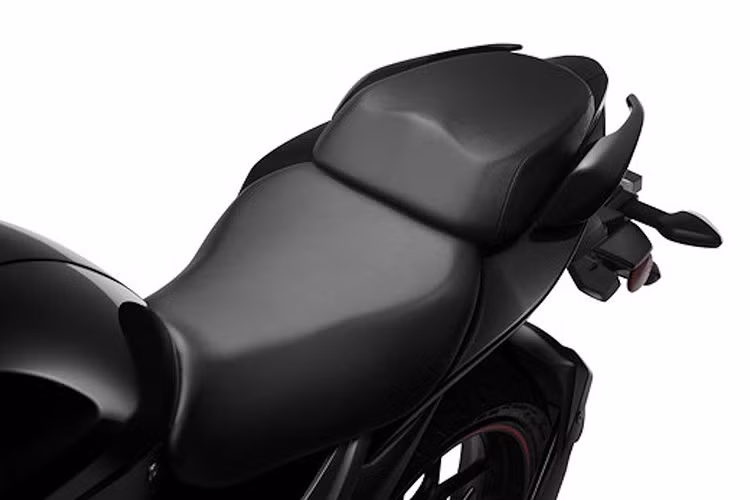 Mang thiết kế naked-bike nên Gixxer 2019 sử dụng tay lái dạng ống được nâng cao, mang đến tư thế ngồi thoải mái hơn so với tay lái clip-on trên bản sport. Lon ống xả được trau chuốt hơn nhờ nắp chụp đầu ống xả bằng crôm. Yên xe có thiết kế hai mảnh phân tầng rất thể thao và hiện đại.