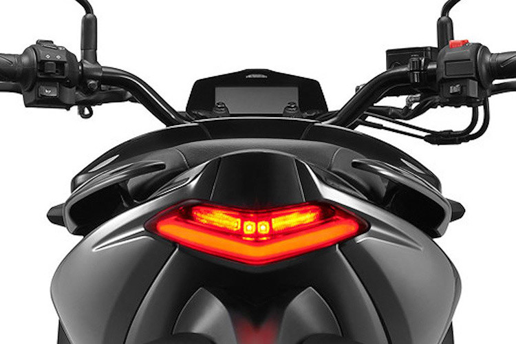 Trên Gixxer 155 thế hệ mới, Suzuki đã "bê nguyên" toàn bộ thiết kế phần đuôi sau vuốt nhọn của chiếc sportbike Gixxer SF 155/250 ra mắt cách đây không lâu, khiến cho chiếc xe có vẻ ngoài thể thao và năng động hơn. Phần đèn hậu của xe cũng được ứng dụng công nghệ LED giúp nâng cao hiệu năng chiếu sáng. Như vậy Suzuki Gixxer 2019 sẽ có đèn hậu lẫn đèn pha đều dùng công nghệ LED.