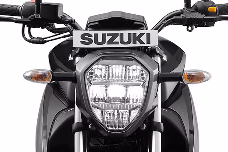 Trên Suzuki Gixxer 155 thế hệ mới, phần đầu xe nay có đèn pha mới với hình bát giác và sử dụng choá LED, tạo hiệu ứng như một viên kim cương lấp lánh khi nhìn từ phía trước giúp cho tầm chiếu sáng rộng hơn xưa.