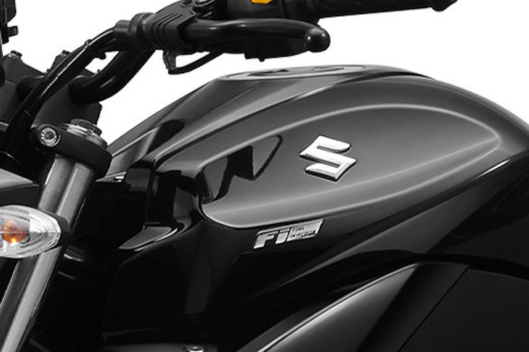 Bên cạnh đó, Suzuki cho biến động cơ của Gixxer 2019 có đến 6 cảm biến là cảm biến oxy, cẩm biến áp suất khí nạp, cảm biến nhiệt độ khí nạp, cảm biến quả ga, cảm biến nhiệt độ máy và cảm biến trục cơ. Vai trò của 6 cảm biến này là giúp bộ điều khiển ECM đánh giá và quyết định tỉ lệ hòa trộn hỗn hợp không khí và nhiên liệu.