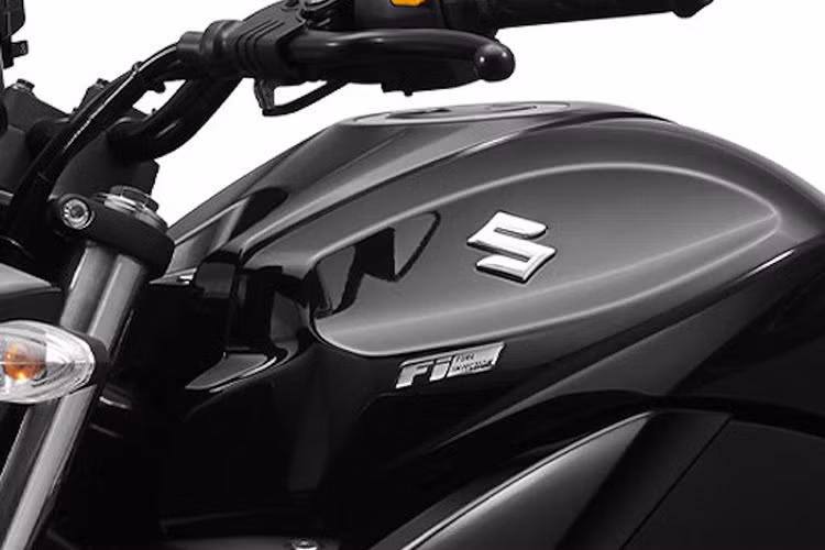 Bên cạnh đó, Suzuki cho biến động cơ của Gixxer 2019 có đến 6 cảm biến là cảm biến oxy, cẩm biến áp suất khí nạp, cảm biến nhiệt độ khí nạp, cảm biến quả ga, cảm biến nhiệt độ máy và cảm biến trục cơ. Vai trò của 6 cảm biến này là giúp bộ điều khiển ECM đánh giá và quyết định tỉ lệ hòa trộn hỗn hợp không khí và nhiên liệu.