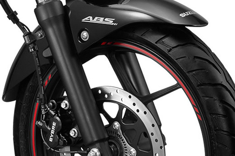 Xe được trang bị hệ thống chống bó cứng phanh ABS ngay từ khi rời nhà máy, dù chỉ có tác dụng với bánh trước. Hệ thống phanh đĩa của xe do hãng Bybre cung cấp, trong khi cặp mâm 3 cây chữ Y không có sự khác biệt so với Gixxer 155 đời cũ. Khách hàng sẽ chỉ có thể điều chỉnh được tải trọng cho phuộc monoshock phía sau, trong khi phuộc trước dạng ống lồng hoàn toàn không điều chỉnh được.