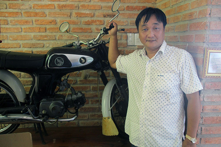 Cụ thể, trong dàn xe may cổ siêu hiếm bao gồm 30 chiếc của anh Nguyễn An Hà (ngụ phường Thới An Đông, quận Bình Thủy, TP Cần Thơ) được rất nhiều người trong giới sưu tầm xe cổ quan tâm. Đáng chú ý trong đó có chiếc xe Honda 67 của Trịnh Công Sơn - chiếc xe máy cổ mà cố nhạc sĩ nổi tiếng từng gắn bó.