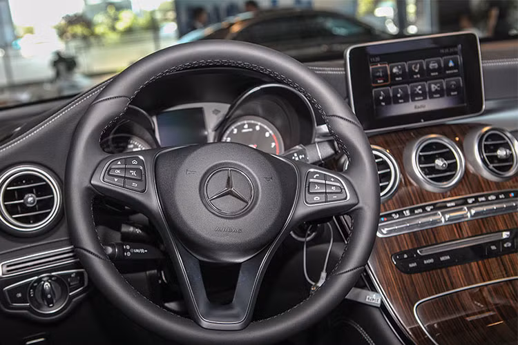 GLC 200 thừa hưởng nhiều tính năng và tiện nghi của Mercedes-Benz. Tiêu biểu là hệ thống thông tin giải trí với màn hình 7-inch, hỗ trợ đầu đọc CD và kết nối Bluetooth, kết hợp cùng Touchpad điều khiển cảm ứng trên bệ trung tâm với khả năng nhận diện chữ viết và con số. GLC 200 cũng hỗ trợ kết nối Apple CarPlay và Android, giúp các tín đồ công nghệ sử dụng smartphone dễ dàng và an toàn khi đang lái xe.