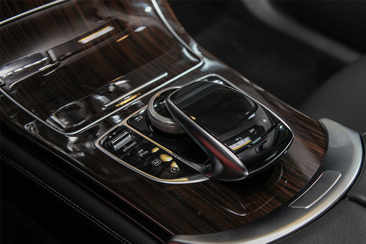 Xe còn có nhiều tính năng đáng giá như Ga tự động Cruise Control và kiểm soát tốc độ tối đa SPEEDTRONIC; ECO Start/Stop; Gương chiếu hậu chống chói tự động; Khởi động bằng nút bấm KEYLESS START; Hệ thống điều hòa tự động độc lập 2 vùng THERMATIC; 2 ghế trước điều khiển điện với 3 vị trí nhớ ghế; Đóng mở cốp bằng điện EASY PACK, có hỗ trợ chống kẹt.