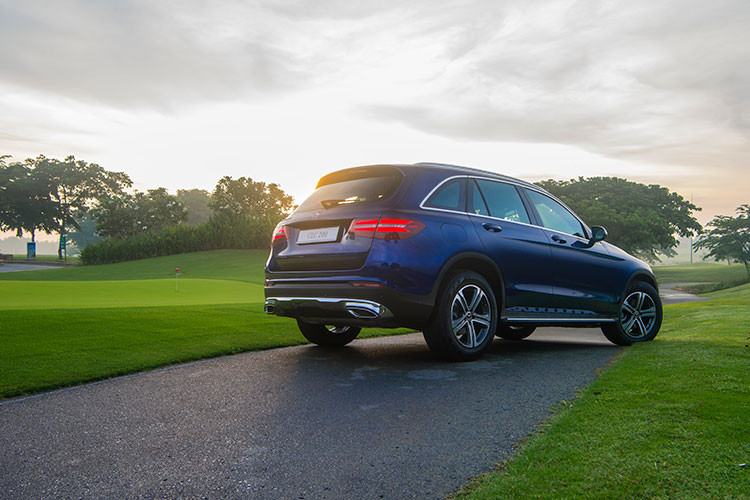 Xe sở hữu cụm đèn trước LED toàn phần hiệu suất cao. Cản trước với ốp mạ chrome có đồ họa hình thang gọn gàng, lịch thiệp. Mâm xe có kích thước 18-inch với thiết kế 5 chấu đơn mạnh mẽ, nam tính. Với chiều dài cơ sở lên đến 2.873 mm, GLC 200 là một mẫu SUV cỡ trung đích thực với sự rộng rãi ở cả hai hàng ghế.