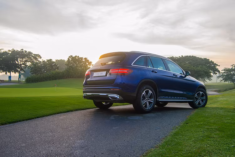 Xe sở hữu cụm đèn trước LED toàn phần hiệu suất cao. Cản trước với ốp mạ chrome có đồ họa hình thang gọn gàng, lịch thiệp. Mâm xe có kích thước 18-inch với thiết kế 5 chấu đơn mạnh mẽ, nam tính. Với chiều dài cơ sở lên đến 2.873 mm, GLC 200 là một mẫu SUV cỡ trung đích thực với sự rộng rãi ở cả hai hàng ghế.