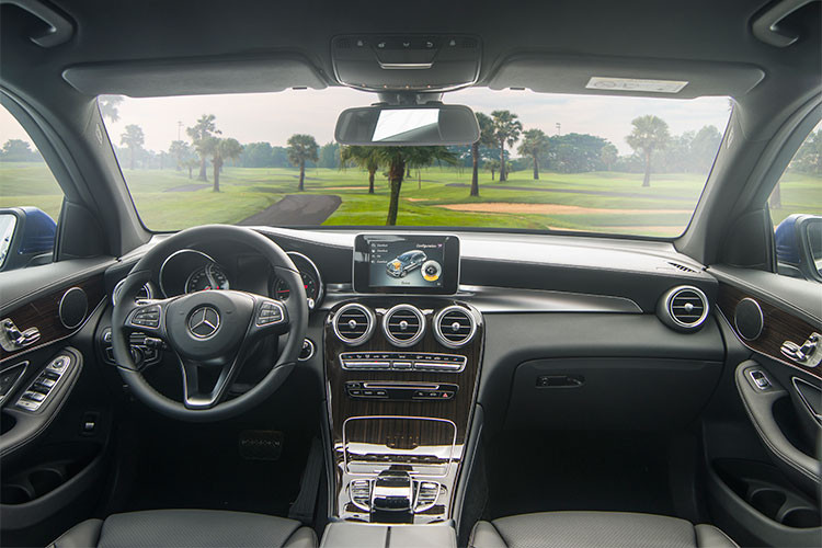 GLC sở hữu 1 trong 10 khoang nội thất ôtô đẹp nhất năm 2016 theo đánh giá của tạp chí danh tiếng Wards Auto. GLC 200 vẫn sở hữu bảng điều khiển liền khối buông dần xuống dưới như dòng thác chảy, đi kèm chất liệu gỗ nâu bóng cao cấp và phối với 1 trong 3 tông màu nội thất tiêu chuẩn, bao gồm Đen, Vàng Silk và Nâu Espresso.