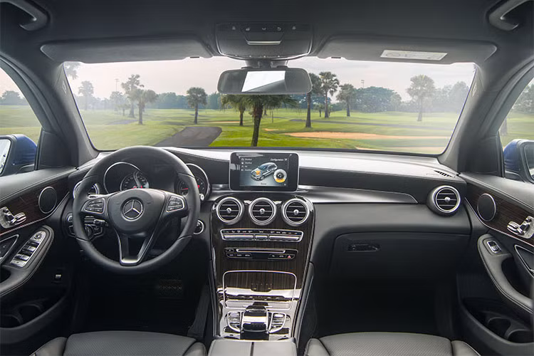 GLC sở hữu 1 trong 10 khoang nội thất ôtô đẹp nhất năm 2016 theo đánh giá của tạp chí danh tiếng Wards Auto. GLC 200 vẫn sở hữu bảng điều khiển liền khối buông dần xuống dưới như dòng thác chảy, đi kèm chất liệu gỗ nâu bóng cao cấp và phối với 1 trong 3 tông màu nội thất tiêu chuẩn, bao gồm Đen, Vàng Silk và Nâu Espresso.