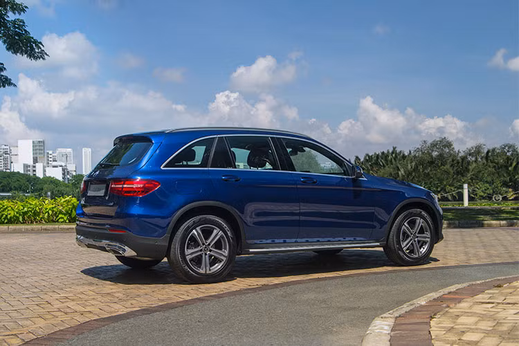 Hàng loạt tính năng an toàn đáng giá khác cũng hiện diện trên GLC 200 như 7 túi khí an toàn; Hỗ trợ đỗ xe tự động; Cảnh báo mất tập trung; Hỗ trợ ổn định khi vào cua; Hỗ trợ cân bằng khi gió thổi ngang; Phanh tay điều khiển điện với chức năng nhả phanh thông minh; Hỗ trợ khởi hành ngang dốc; Hỗ trợ dừng xe tạm thời...