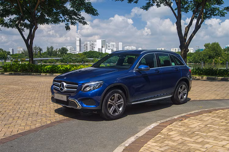 GLC dài hơn và rộng hơn mẫu xe tiền nhiệm GLK lần lượt là 120 mm và 50 mm. Hàng ghế sau tăng thêm 57 mm, riêng khoảng để chân tăng 36 mm; khoang hành lý dài hơn 40 mm và rộng hơn 150mm; thể tích khoang hành lý tăng thêm 80 lít. Nếu gập hàng ghế sau xuống sàn, khoang hành lý 1.600 lít có khả năng chứa cả xe đạp leo núi hay vài bộ gậy golf...