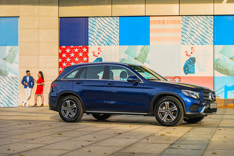 GLC 200 vẫn mang thiết kế đặc trưng của GLC với những đường cong quyến rũ của ngôn ngữ “Sensual Purity”. Những tấm ốp mạ chrome, vòm bánh tối màu, bậc lên xuống &amp; giá để hành lý trên nóc xe bằng hợp kim nhôm khẳng định chất SUV của xe. Với gói trang bị ‘Luxury’, ngoại thất của GLC 200 hoàn toàn tương tự với phiên bản GLC 250 4MATIC ngoại trừ thiết kế cụm đèn trước, cản trước và mâm xe.