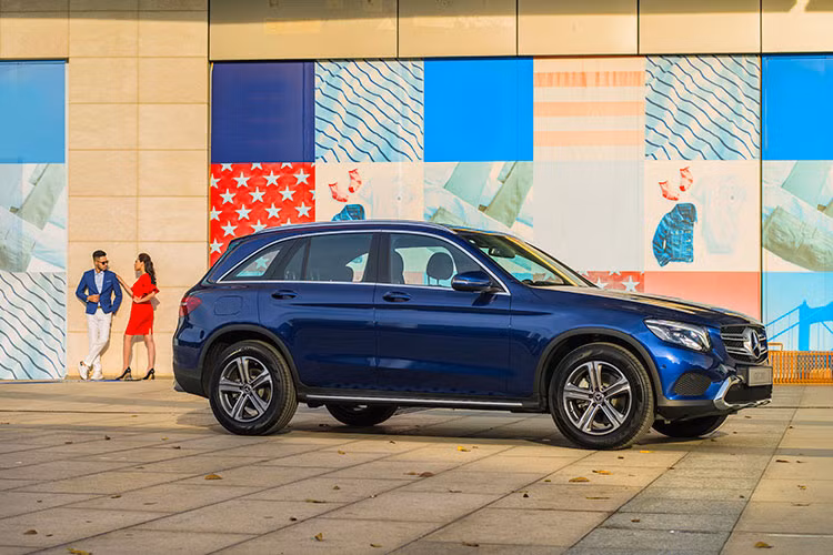 GLC 200 vẫn mang thiết kế đặc trưng của GLC với những đường cong quyến rũ của ngôn ngữ “Sensual Purity”. Những tấm ốp mạ chrome, vòm bánh tối màu, bậc lên xuống &amp; giá để hành lý trên nóc xe bằng hợp kim nhôm khẳng định chất SUV của xe. Với gói trang bị ‘Luxury’, ngoại thất của GLC 200 hoàn toàn tương tự với phiên bản GLC 250 4MATIC ngoại trừ thiết kế cụm đèn trước, cản trước và mâm xe.