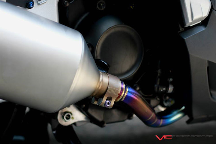 Cổ pô Titanium một sản phẩm ống dẫn khí thải khá đẹp mắt hiện đang được khá nhiều biker sử dụng cho chiếc xe của mình. Ngoài ra những con ốc kiểng Proti cũng xuất hiện khắp nơi trên lốc máy, chân phuộc của xe.