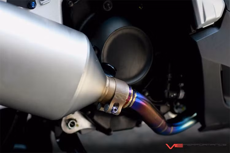 Cổ pô Titanium một sản phẩm ống dẫn khí thải khá đẹp mắt hiện đang được khá nhiều biker sử dụng cho chiếc xe của mình. Ngoài ra những con ốc kiểng Proti cũng xuất hiện khắp nơi trên lốc máy, chân phuộc của xe.