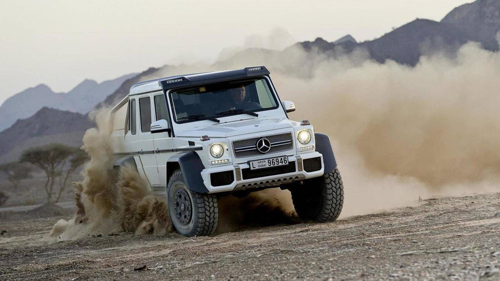 3. Mercedes-Benz G63 AMG 6x6 - 544.378 USD: Với thiết kế 6 bánh cùng vẻ ngoài hầm hố, G63 6x6 là chiếc SUV nổi tiếng sang trọng bậc nhất. Nặng gần 4 tấn. Xe trang bị động cơ V8 5.5 lít biturbo, cho công suất 536 mã lực, mô-men xoắn 760 Nm, hộp số tự động 7 cấp 7G-TRONIC.