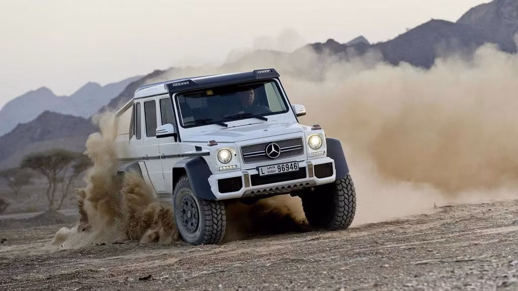 3. Mercedes-Benz G63 AMG 6x6 - 544.378 USD: Với thiết kế 6 bánh cùng vẻ ngoài hầm hố, G63 6x6 là chiếc SUV nổi tiếng sang trọng bậc nhất. Nặng gần 4 tấn. Xe trang bị động cơ V8 5.5 lít biturbo, cho công suất 536 mã lực, mô-men xoắn 760 Nm, hộp số tự động 7 cấp 7G-TRONIC.