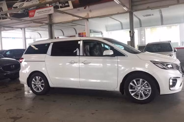 Là phiên bản nâng cấp facelift giữa đời nên thoạt nhìn qua Kia Sedona (tên gọi Carnival tại quê nhà Hàn Quốc) sẽ không thay đổi nhiều so với phiên bản hiện tại về tổng thể và kích thước, xe vẫn duy trì kích thước DxRxC lần lượt: 5.115 x 1.985 x 1.755 mm và chiều dài cơ sở 3.060 mm.