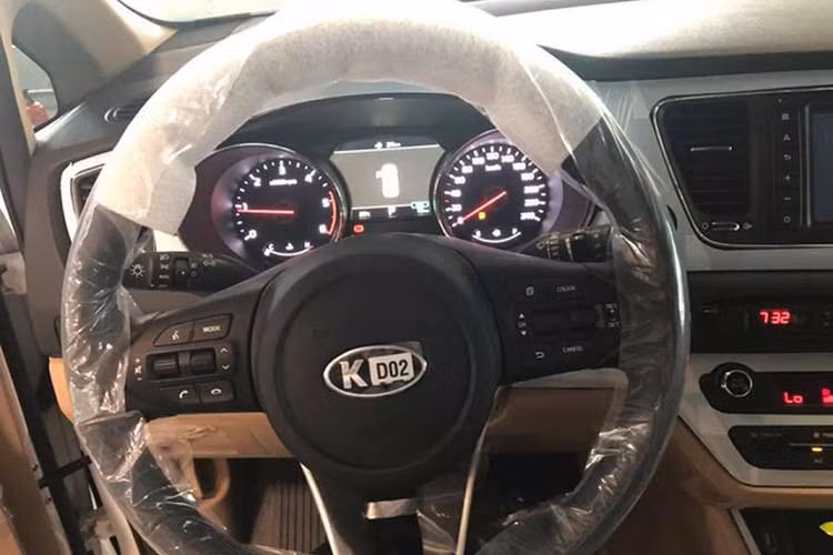 Kia Sedona vẫn được trang bị màn hình giải trí 7 inch và dàn loa Infinity, điều hòa 2 giàn lạnh 3 vùng độc lập có chức năng lọc không khí, 2 cửa sổ trời. Tính năng an toàn sẽ bao gồm cảnh báo điểm mù và làn đường.