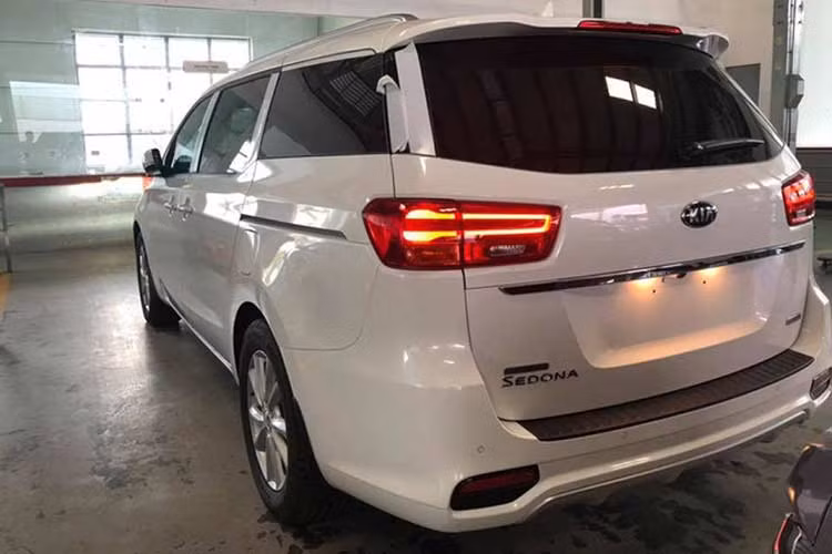 So với bản cũ, Kia Sedona 2019 mới thay đổi nhiều nhất ở phần ngoại hình, đèn sương mù loại Full LED ở bản cao cấp nhất. Lưới tản nhiệt thiết kế lại, đường viền mạ crôm. Đèn pha được sắp xếp lại các cụm đèn ở bên trong, dải LED chiếu sáng ban ngày thiết kế mới. Điểm nhấn phía sau là đèn hậu LED, phần cản phong cách thể thao, chính giữa nắp khoang hành lý có một dải crôm.