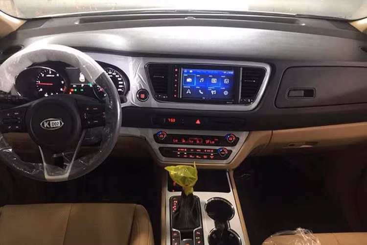 Điểm mới ở bên trong khoang cabin có vô-lăng, cần số, gỗ ốp chất lượng cao cấp hơn, phông chữ trên cụm đồng hồ. Ngoài ra, xe còn trang bị nút bấm khởi động Start/Stop, hệ thống sạc không dây, cửa trượt điện...