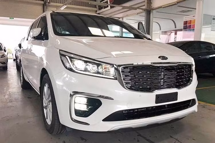 Mẫu xe minivan Kia Sedona là mẫu xe quan trọng của Thaco tại thị trường Việt Nam khi ngày càng nhiều gia đình chọn dòng xe này cho nhu cầu di chuyển tiện lợi. Trong tháng 10 này, Thaco sẽ ra mắt phiên bản mới của dòng xe ăn khách này tại thị trường Việt Nam với mỗi số cải tiến nhỏ ở kiểu dáng cũng như nâng cấp thêm trang bị tiện nghi.